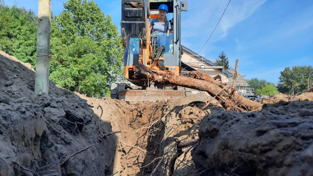 img-6cf8eb0e8d9288cc1e419a8b7b271a87-v